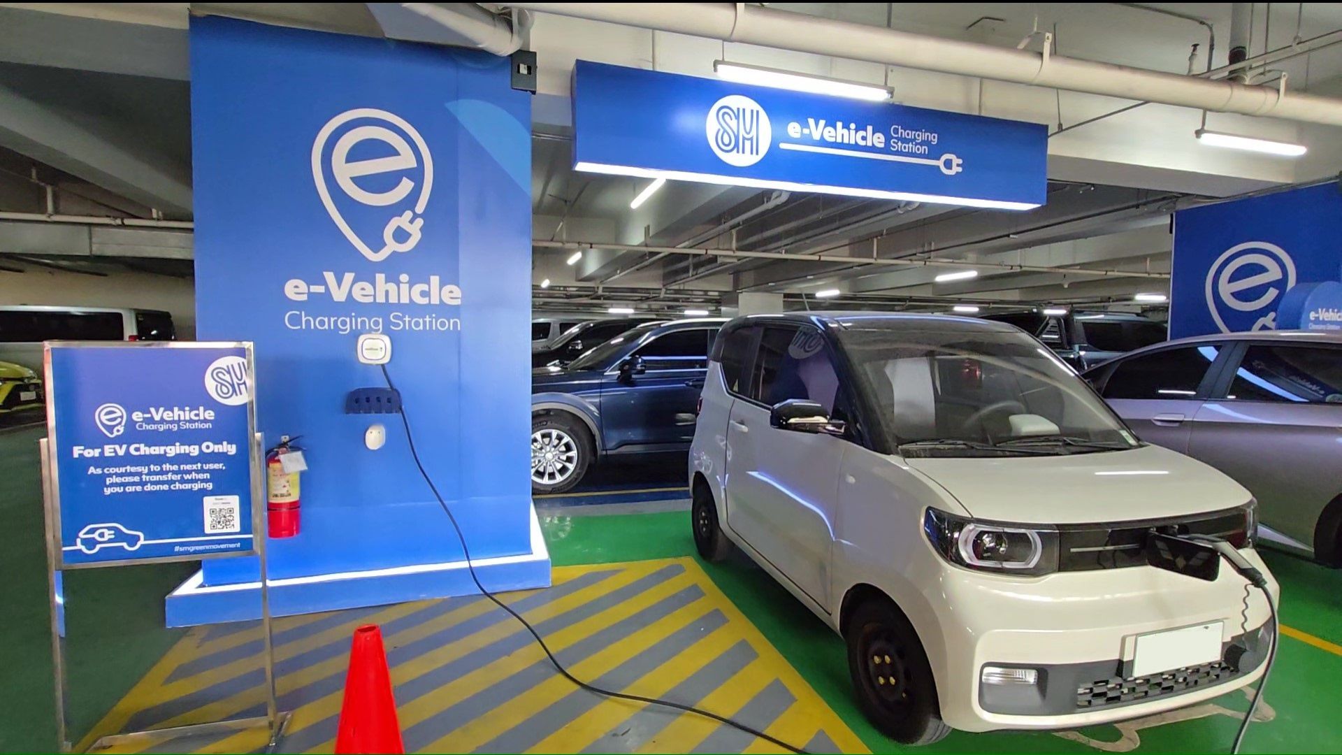 An electric vehicle charges at SM North EDSA’s Electric Vehicle Charging Station—one of 123 across 69 SM Supermalls nationwide