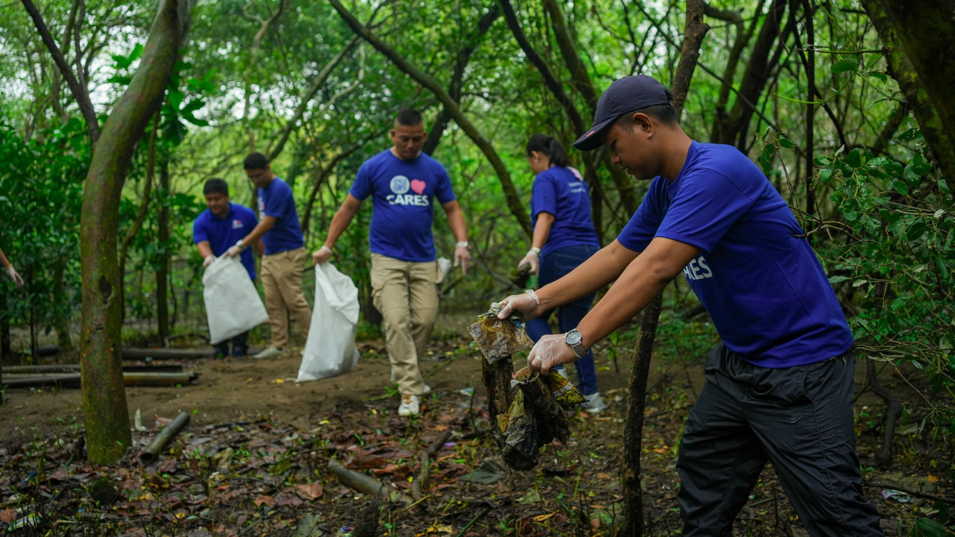 SM Bataan employee volunteers during the International Coastal Cleanup, working together to help protect our oceans