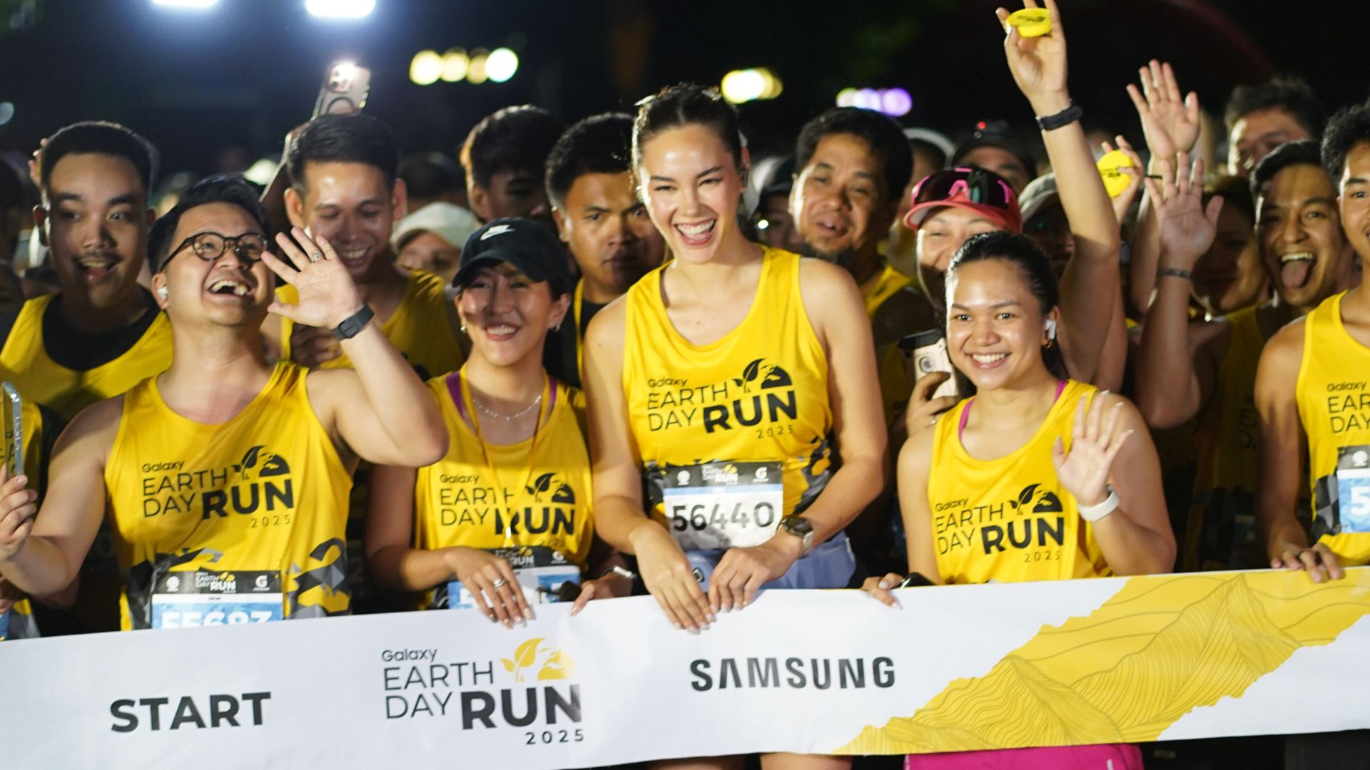 Runners gather at the starting point with Miss Universe 2018 Catriona Gray for Earth Day Run.